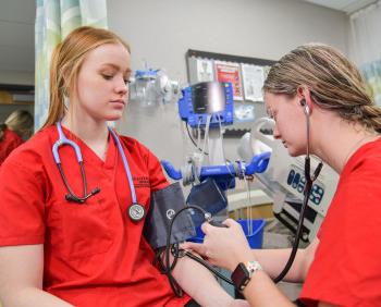 在bv伟德ios下载的BSN护理项目的学生测量彼此的血压.